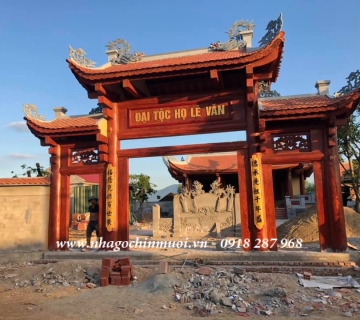 Cổng gỗ nhờ thờ, từ đường