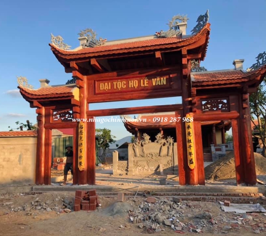 Cổng gỗ nhờ thờ, từ đường
