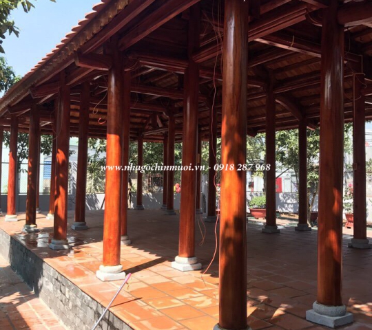 Nhà gỗ 5 gian đang thi công
